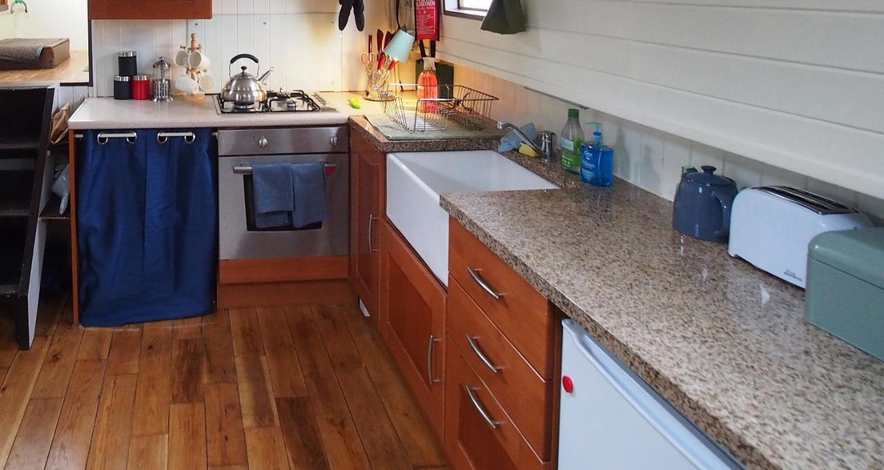 Roisin Dubh Houseboat Otel Sallins Dış mekan fotoğraf
