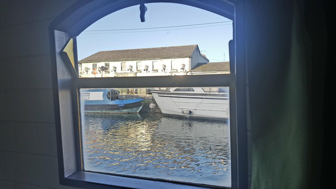 Roisin Dubh Houseboat Otel Sallins Dış mekan fotoğraf