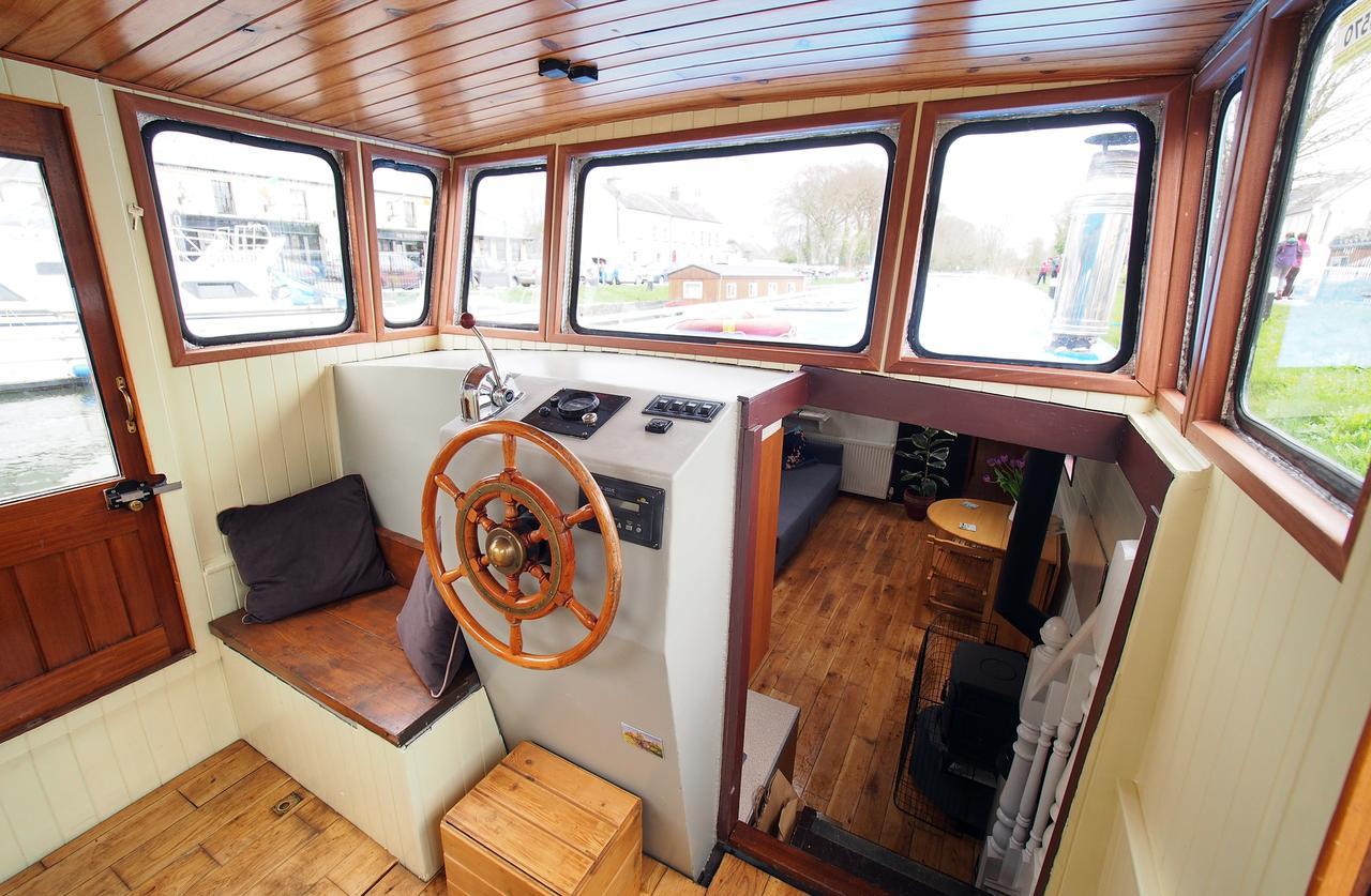 Roisin Dubh Houseboat Otel Sallins Dış mekan fotoğraf